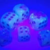 6-zijdige Gemini Dobbelstenen 12mm PEARL TURQUOISE-WHITE/BLUE LUMINARY (36 Dobbelstenen) -Spel Speelgoed Winkel glow in the dark dobbelstenen