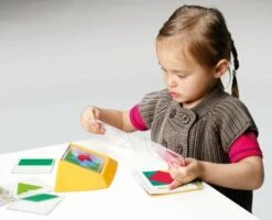 Colour Code (= Color Code) -Spel Speelgoed Winkel meisje speelt colour code